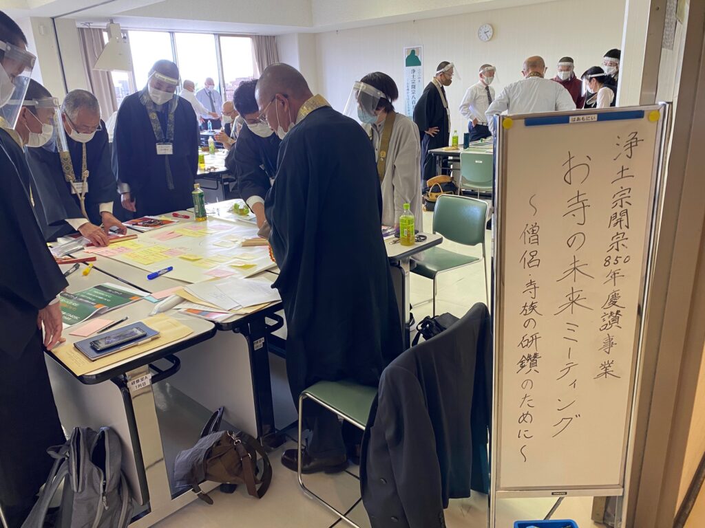昨年11月19日に熊本教区で行われた「お寺の未来ミーティング」で研鑽する参加者